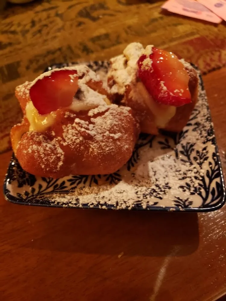 Zeppoli Filled with Caroline Cream